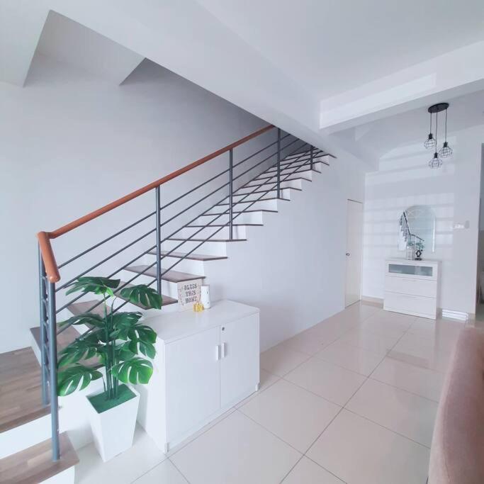 Prima Guest House - Puncak Alam Homestay Mus-Lim Friendly Bandar Puncak Alam المظهر الخارجي الصورة